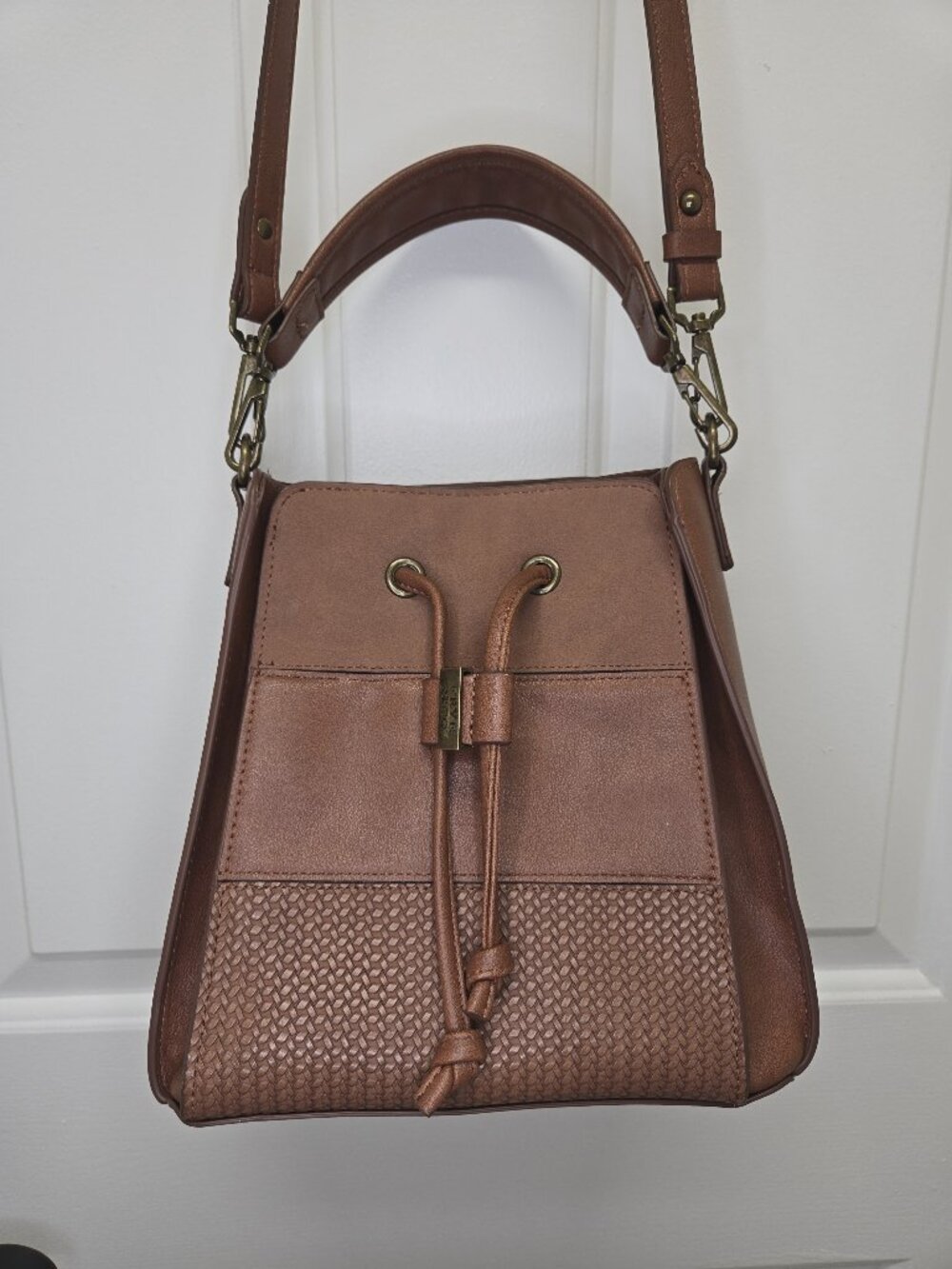 Frye & Co brown faux leather drawstring bucket bag basketweave crossbody purse